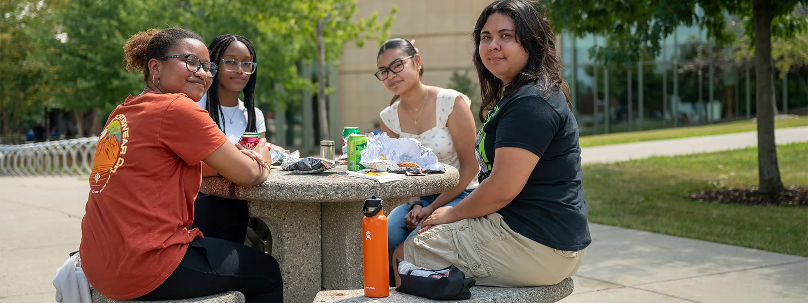 Estudiantes sentados juntos al aire libre