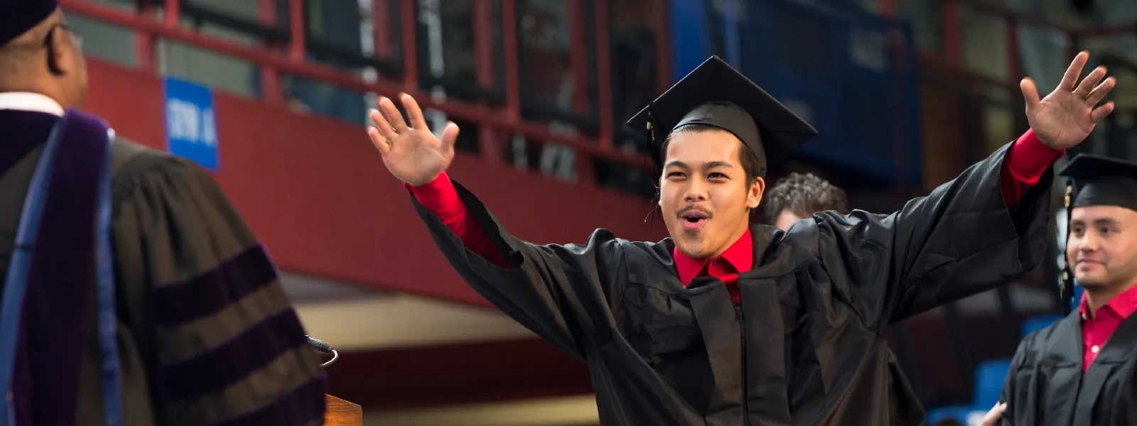 Estudiante emocionada en la ceremonia de graduación