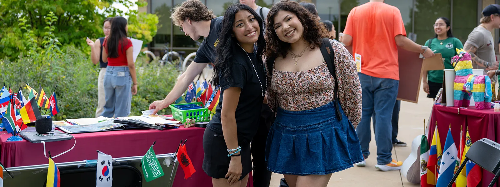 Estudiantes en la feria universitaria internacional
