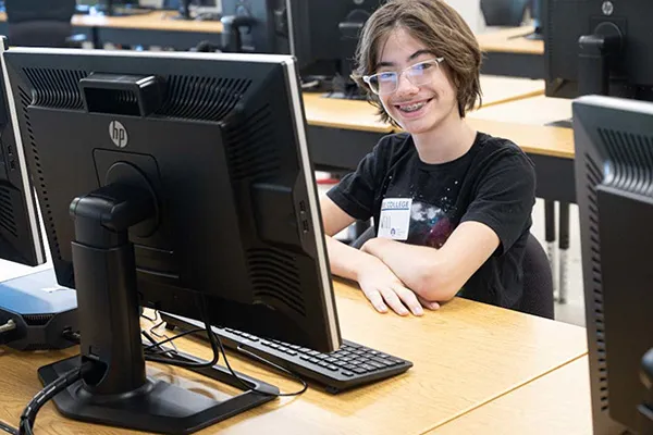 Estudiante de secundaria sentado en un laboratorio informático