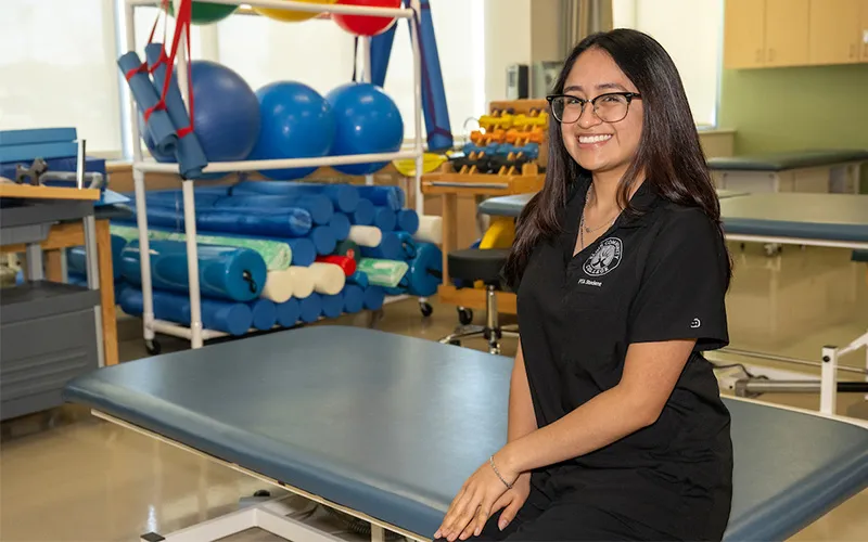 La estudiante de auxiliar de fisioterapia Itzel Mendoza posa en un aula.