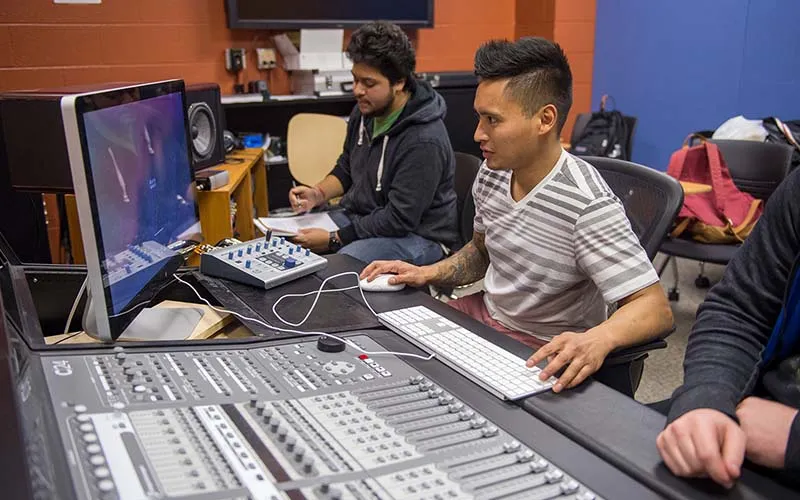 Estudiantes de ECC en una clase de producción musical