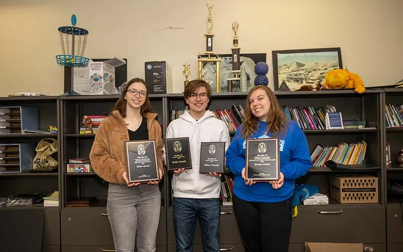 Los miembros del equipo forense de ECC Aleah Janae, Hannah Carpenter y Damian Hacz