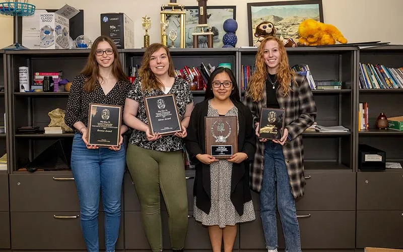 Miembros del equipo de oratoria y debate de ECC: Hannah Carpenter, Aleah Janae, Damaris Zamudio-Hernández, y Melissa Fessler