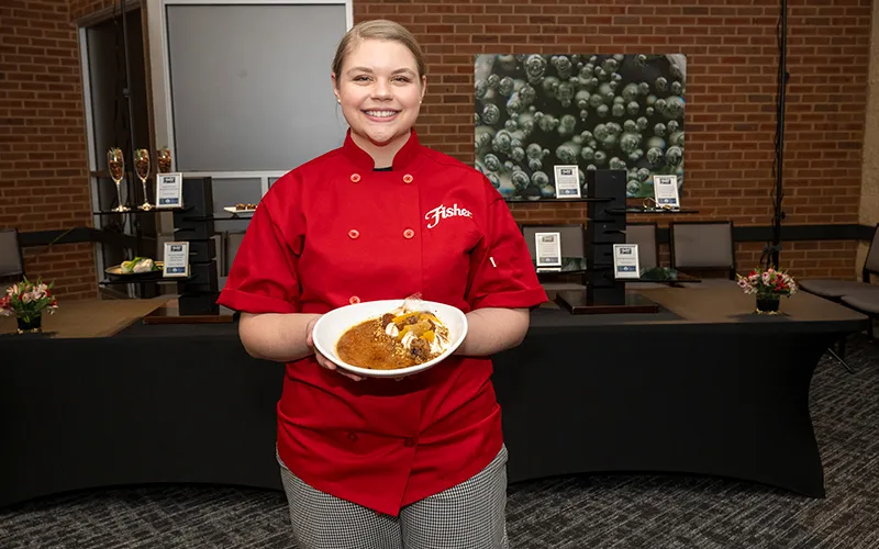 La estudiante culinaria de ECC, Stephanie Kessel, ganadora del primer lugar del concurso anual de recetas de becas Fisher Nuts con su receta de Orange Walnut Crème Brûlée.