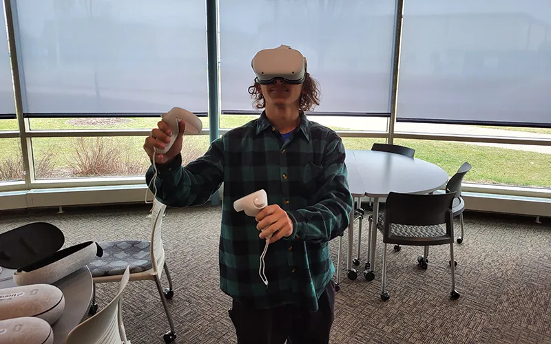 Chris Lara, estudiante de ECC, prueba el casco de realidad virtual