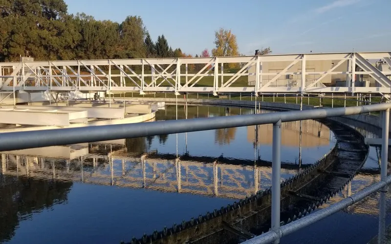 Una foto de una de las instalaciones de tratamiento de agua visitadas por la clase de biología del profesor Frederick Voigt en otoño de 2025.