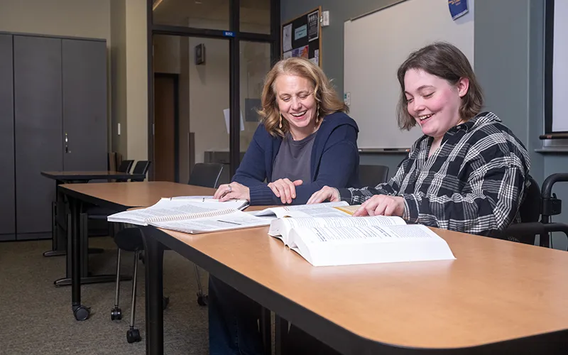 Liddy Hope, PhD, profesora asistente de servicios humanos, asiste a la estudiante de ECC Jess Heiser