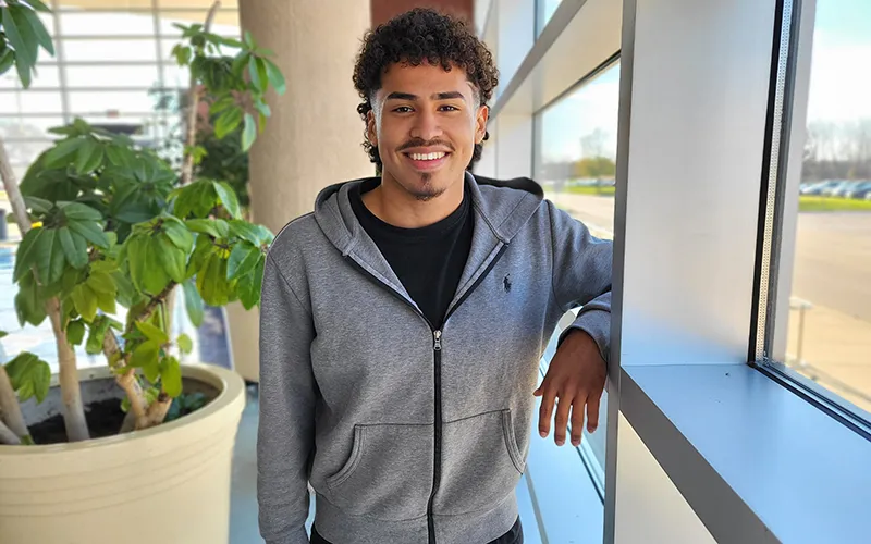El estudiante-atleta de ECC Christian Escobedo
