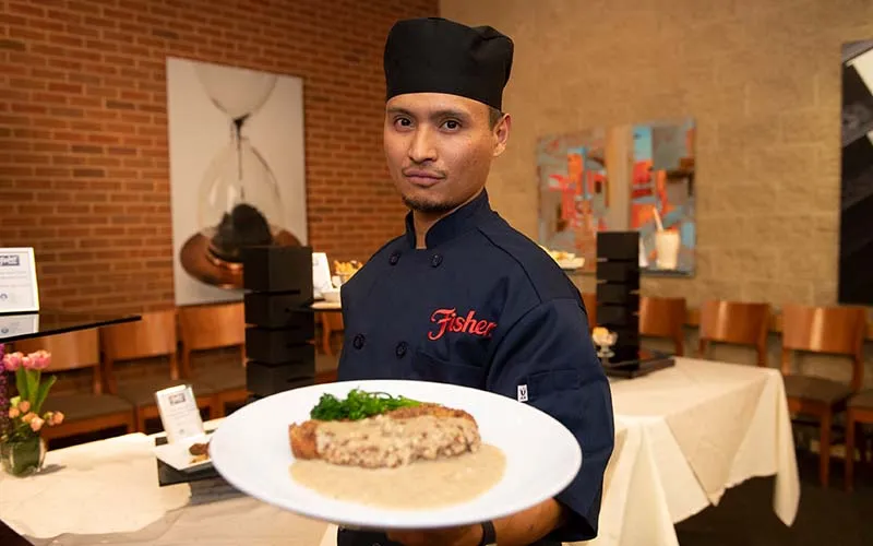 El estudiante culinario de ECC Jann Michael Salcedo