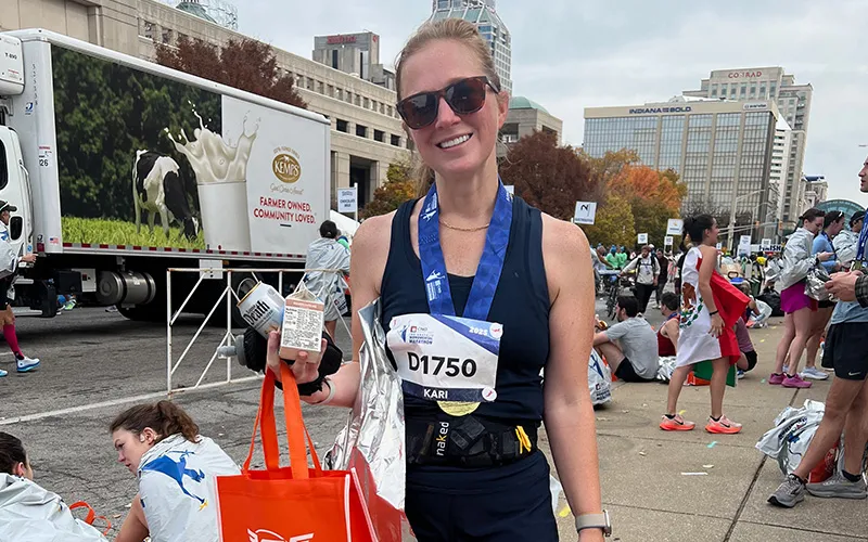 La profesora de Matemáticas Kari Farooqie posa tras completar el Maratón Monumental de Indianápolis.