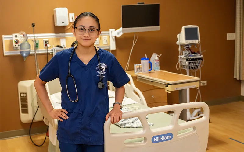 La estudiante de Enfermería del ECC Rem Rose Villanueva posa en un aula.