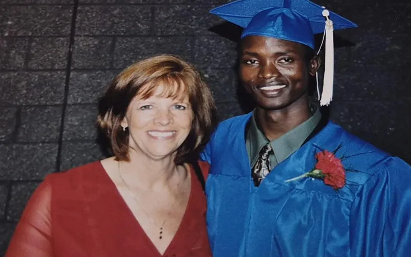 La profesora jubilada Sally Guy y el licenciado en GED Zacharia Gai posan para una foto.