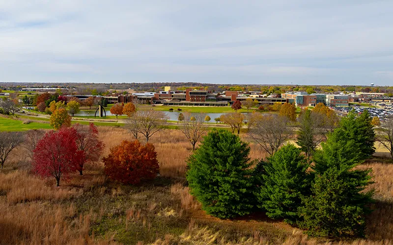 Una toma aérea del campus en otoño de 2025.