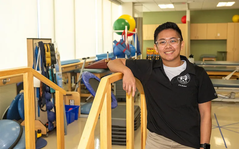La estudiante de auxiliar de fisioterapia Stephanie Garcia posa en el aula.
