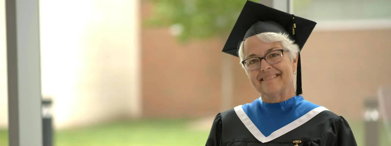 Un estudiante con birrete de graduación