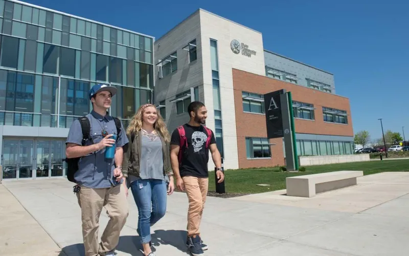 tres estudiantes paseando por el campus