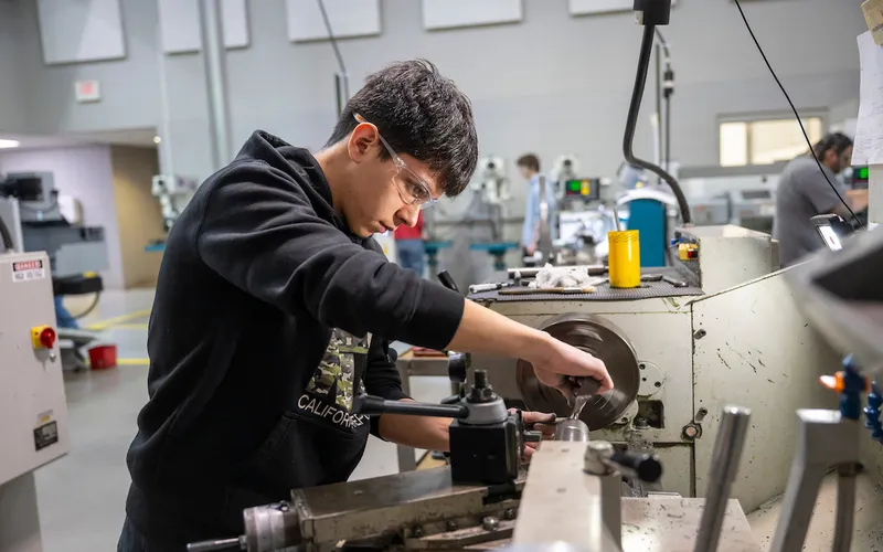 A student in a manufacturing class