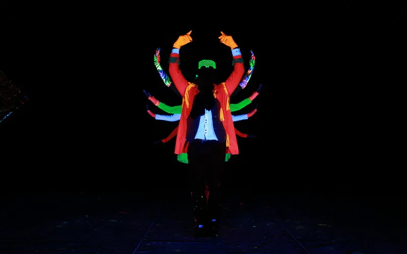 Una persona con traje iluminada por vibrantes luces de neón