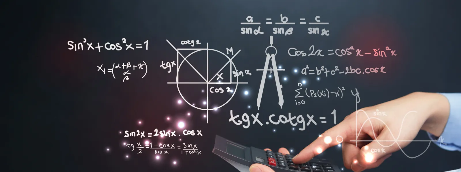 Ecuaciones matemáticas en una pizarra con una mano sosteniendo una calculadora