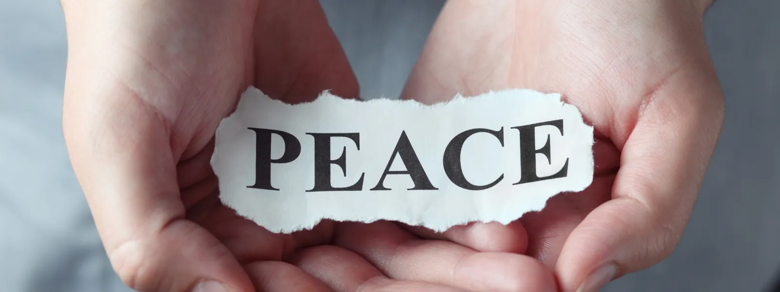 Manos con la palabra «Paz»