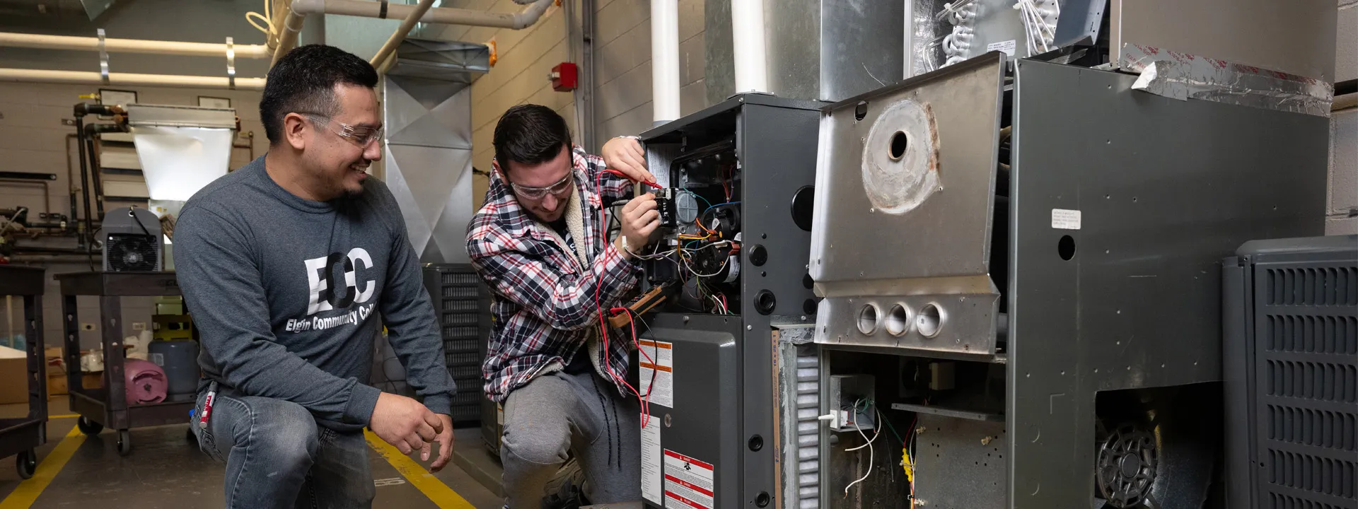 Estudiantes trabajando en una máquina