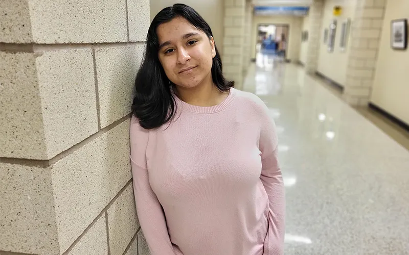 Anala Thakkar, estudiante de ECC, en los pasillos de ECC