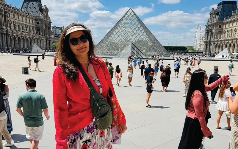Anamika Dua frente al Museo de Lourve en París, Francia.