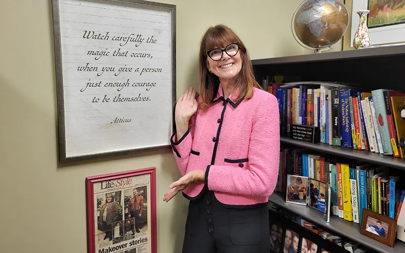 Ginger Alms en su despacho