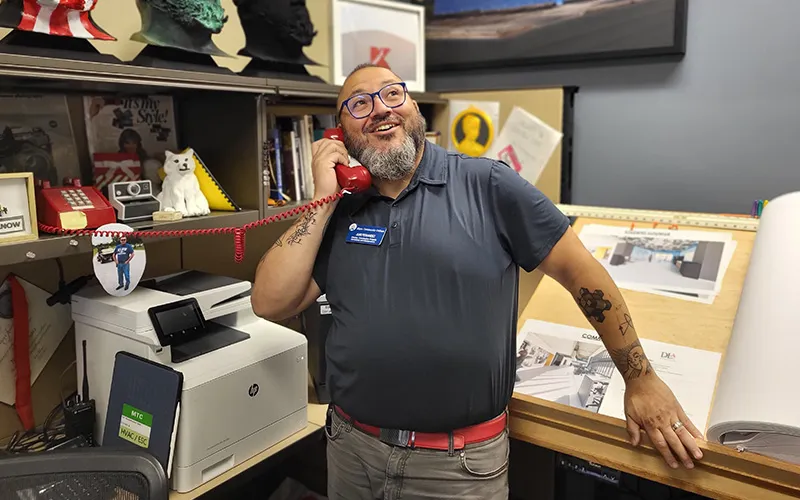 Juan Fernández en su despacho