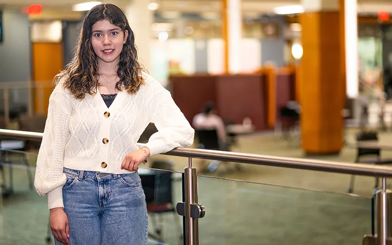 Un estudiante en el Jobe Lounge