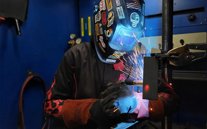 Kyle Virmond, estudiante del ECC, en el taller de soldadura