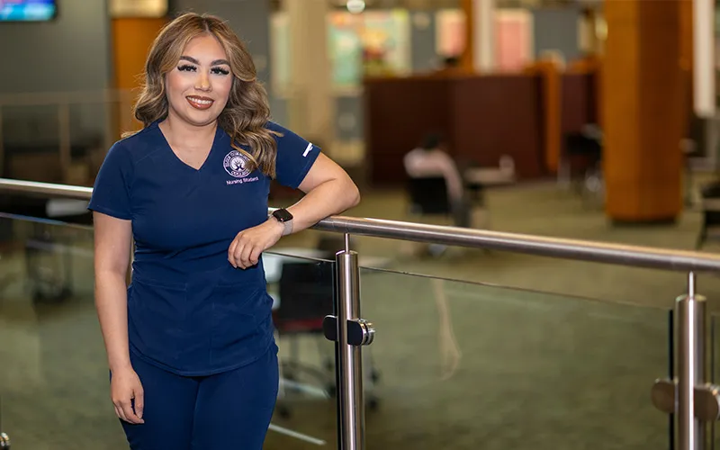 Un estudiante en el Jobe Lounge