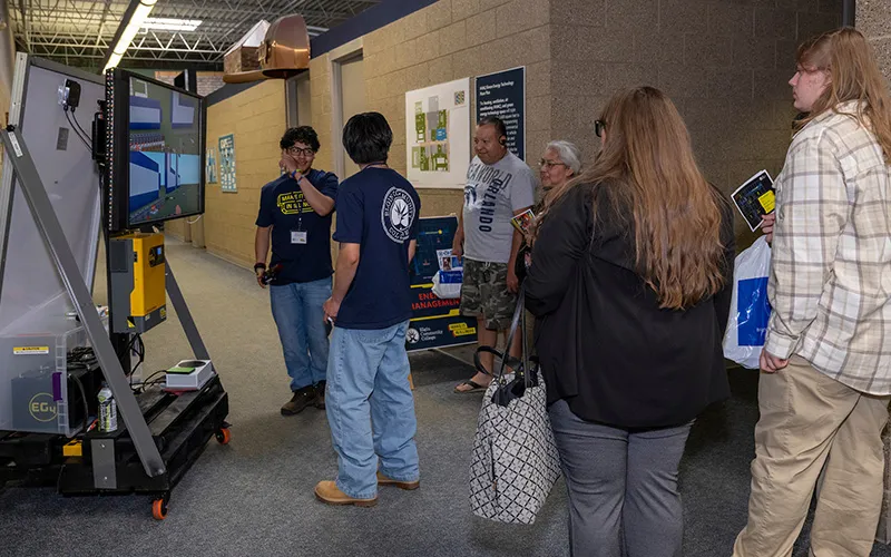 Los estudiantes presentan su proyecto