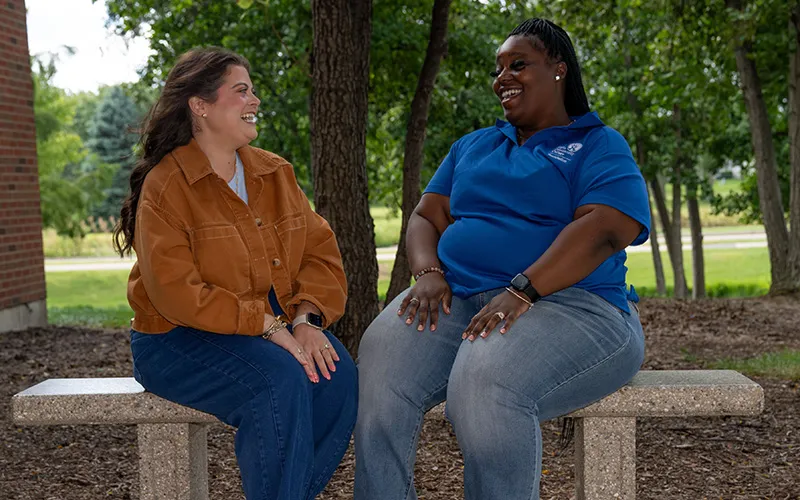 Ashley Zeman, ECC senior La Dirección de estrategia de marketing, se sienta con su alumno Ray Henry