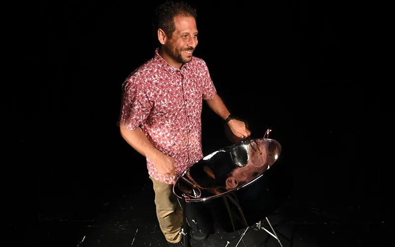 Scott McConnell toca el tambor de acero