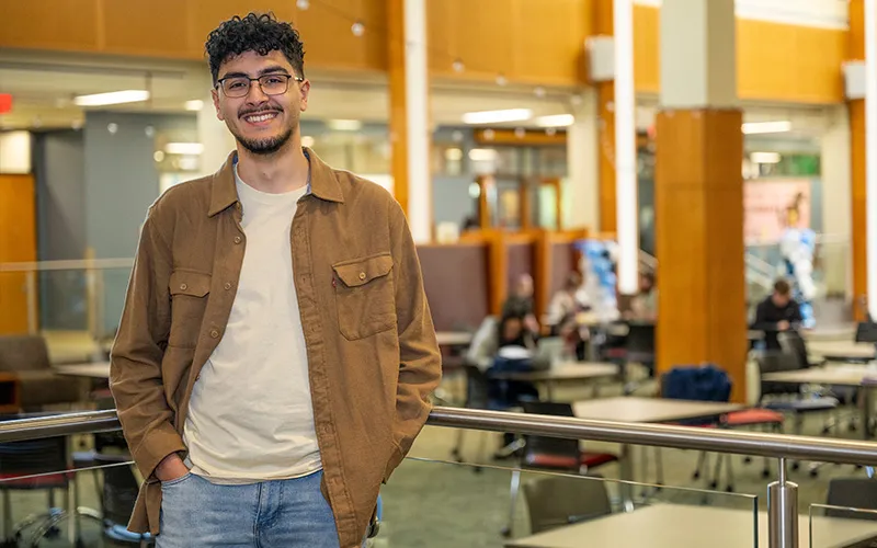 Un estudiante en el Jobe Lounge