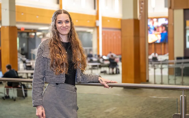 Un estudiante en el Jobe Lounge