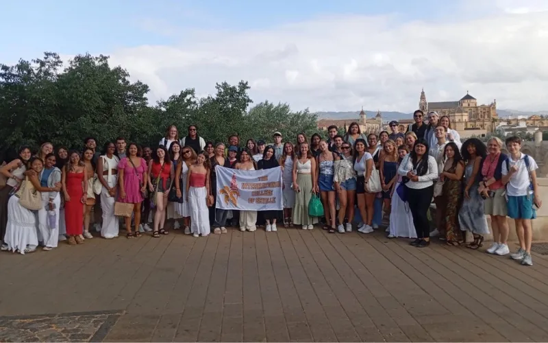 Un grupo de estudiantes posa