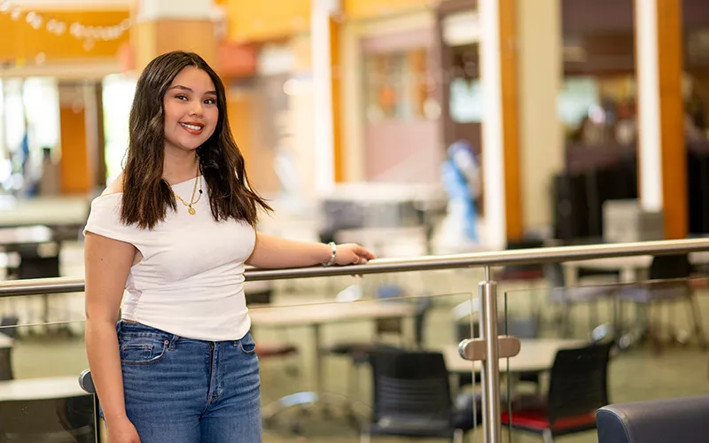 Un estudiante en el Jobe Lounge