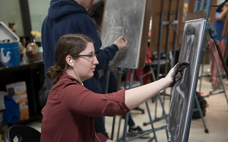Un estudiante haciendo carboncillo