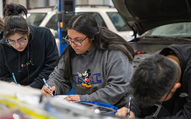 Tres estudiantes trabajando juntos