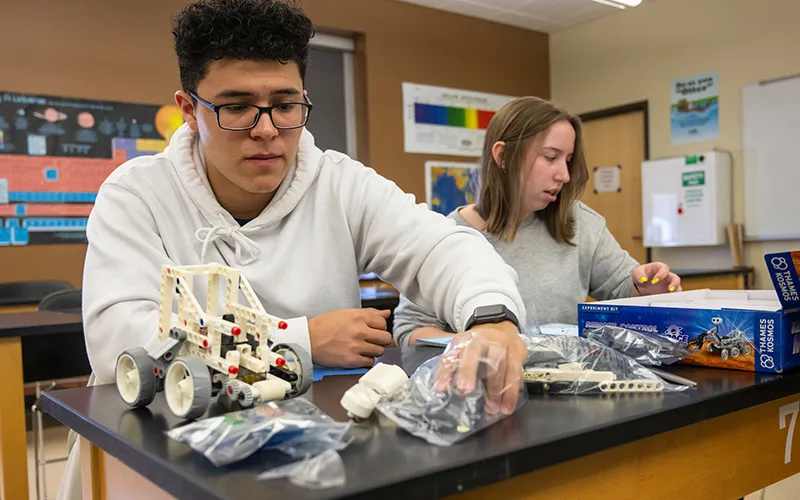 Dos estudiantes trabajan juntos en una clase de ingeniería