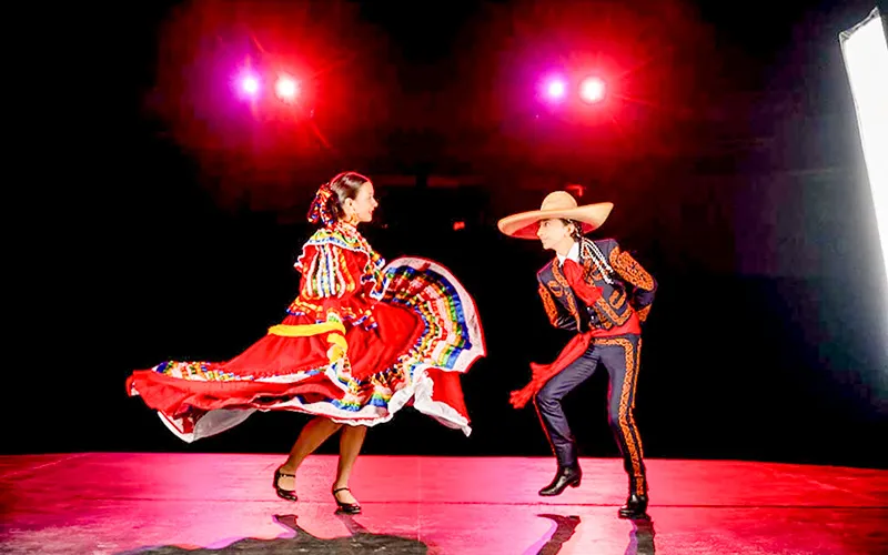Estudiantes bailando en un escenario