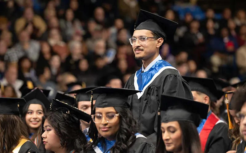 Estudiantes en una ceremonia de graduación