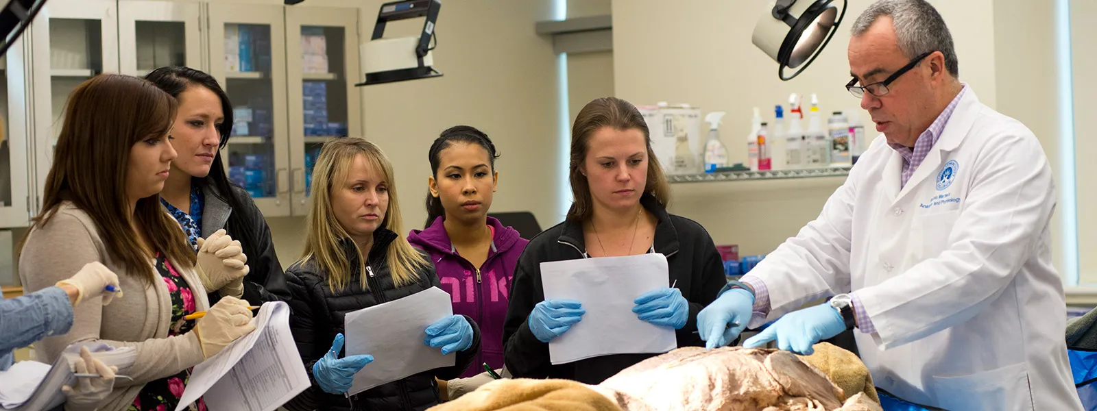 estudiantes en el laboratorio cadavar con el instructor