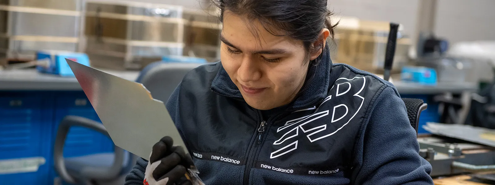 estudiante trabajando con chapa metálica