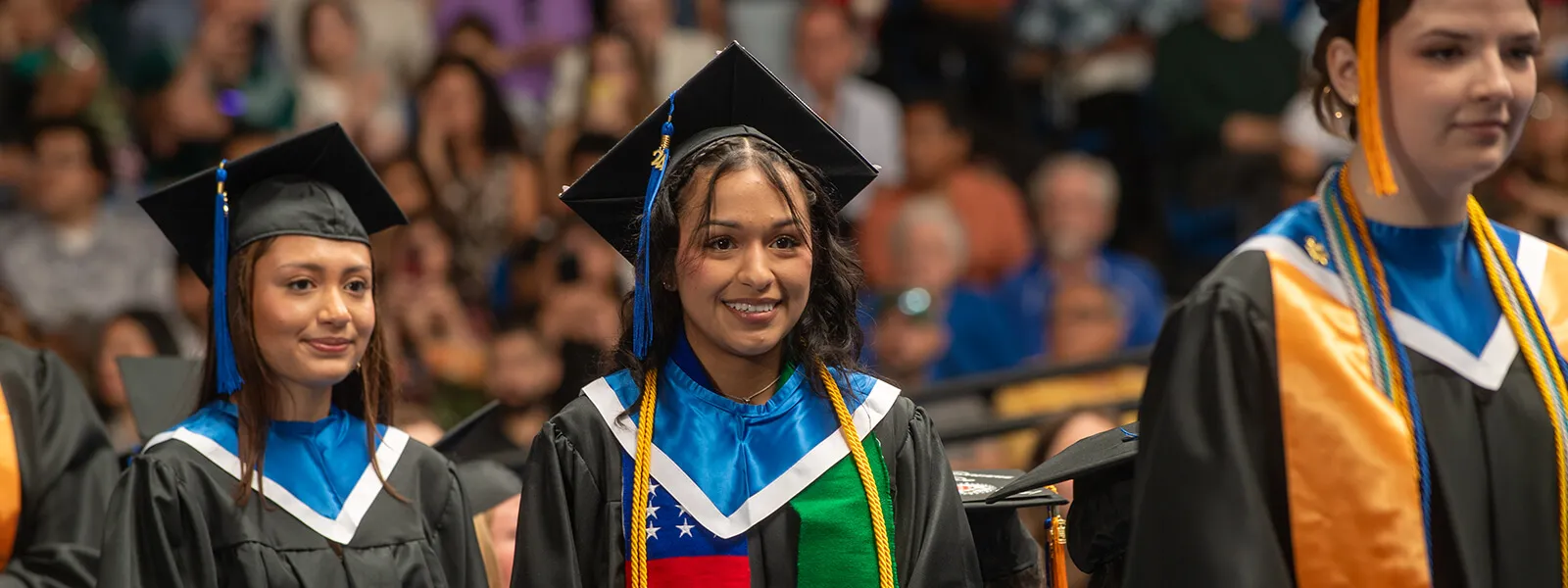Estudiantes en la graduación sonriendo