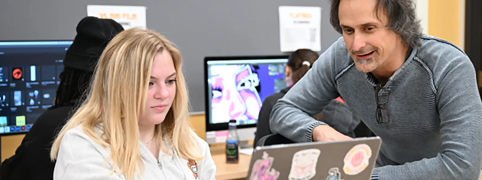 Estudiante de diseño de comunicación en clase de videografía con el instructor.