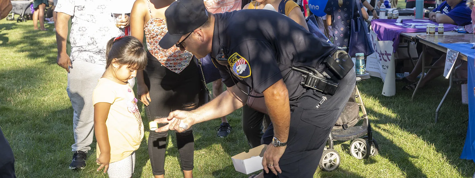 Agente de policía entregando algo a un niño